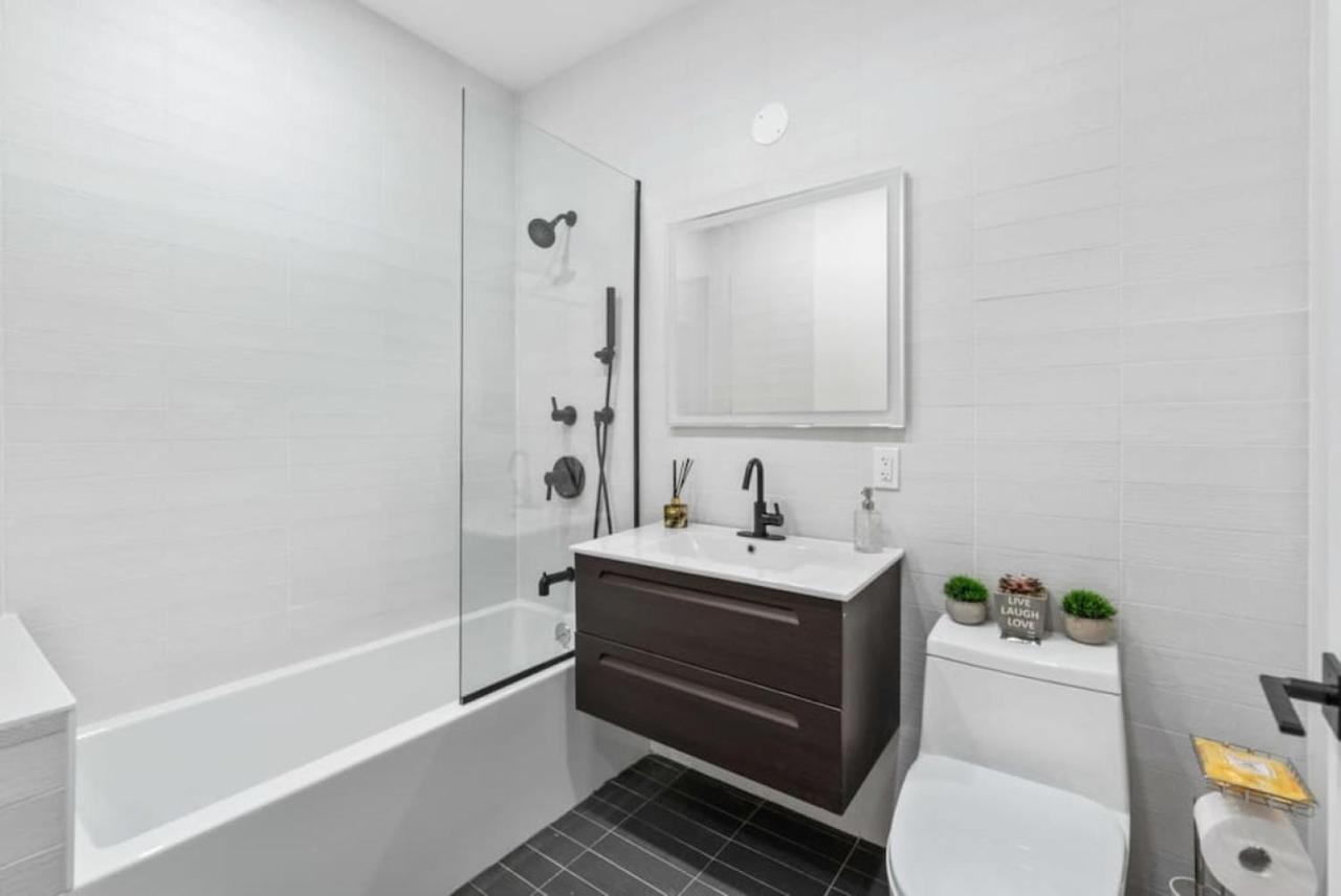 Top Notch 2Br Suite Minutes To Central Park ニューヨーク エクステリア 写真