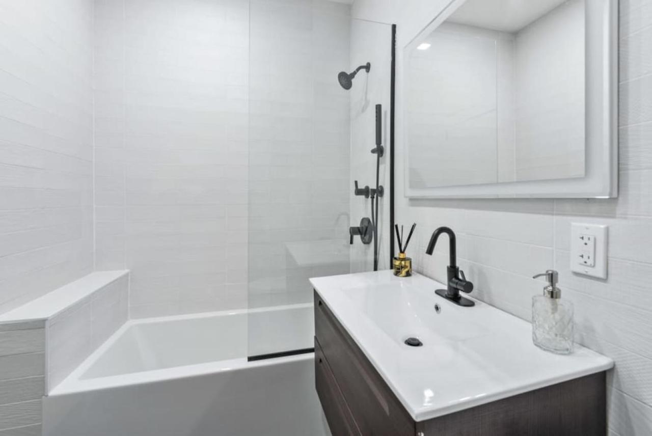 Top Notch 2Br Suite Minutes To Central Park ニューヨーク エクステリア 写真